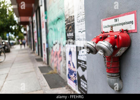 Sur le mur d'eau d'incendie Banque D'Images