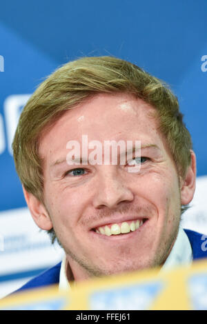 Zuzenhausen (, Allemagne. 12 Février, 2016. Julian Nagelsmann, nouvel entraîneur du club de football Bundesliga 1899 Hoffenheim, souriant au cours d'une conférence de presse à Zuzenhausen (, Allemagne, 12 février 2016. Avec seulement 28 ans, Nagelsmann devient le plus jeune entraîneur à l'heure actuelle dans la première ligue. Photo : Uwe Anspach/dpa/Alamy Live News Banque D'Images