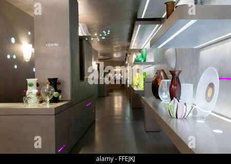 Venini flagship store à Milan, Italie. Détails de l'intérieur avec des morceaux de verre sur les étagères Banque D'Images