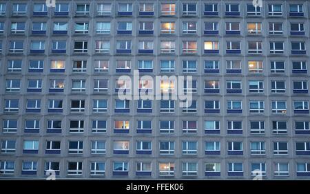 Ancienne RDA-hauts bâtiments avec appartements sont vus dans l'ex-Allemagne de l'est partie de la ville dans le centre de Berlin le 17 janvier 2016. Photo : Wolfram Steinberg/dpa Banque D'Images