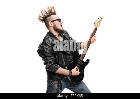 Guitariste rock punk playing electric guitar isolé sur fond blanc Banque D'Images