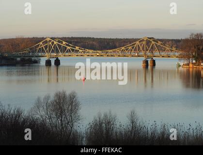 Le Pont de Glienicke (Glienicker Brücke) à travers le fleuve Havel reliant Berlin à Potsdam, photographié le 28 décembre 2015. Pendant la guerre froide, il a été utilisé pour l'échange d'espions et connu sous le nom de "pont des espions". Photo : Wolfram Steinberg/d Banque D'Images