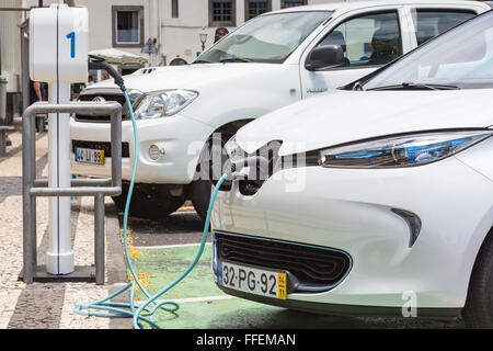 Suspension des câbles vers le bas du réservoir de gaz emplacement sur véhicule électrique. À l'extérieur Banque D'Images