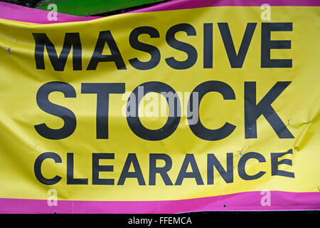 Déstockage massif signe, à une succursale de homebase à Brentford, Middlesex, Angleterre Banque D'Images