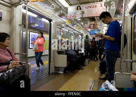 Les Japonais dans une station de métro, les navetteurs d'Asie voyager pendant les heures de pointe, les touristes en train de métro. Tokyo, Japon, Asie Banque D'Images