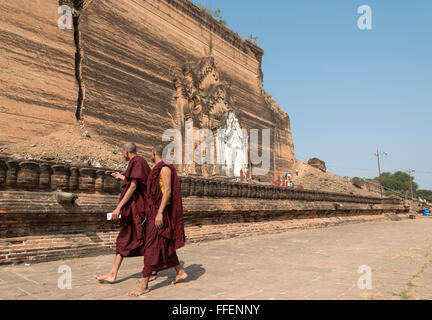 Deux moines bouddhistes en face de la pagode de Mingun Pahtodawgyi (), la Birmanie (Myanmar) Banque D'Images