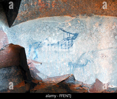 Native American Pictogramme dessiné ou peint sur une paroi rocheuse. Les peuples préhistoriques l'art rupestre art parital pétroformes. Banque D'Images