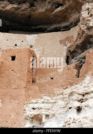 Montezuma Castle, bien préservé Puebloan ancestrales Cliff dwellings construit et utilisé par les personnes, tribue Sinagua culture précolombien. Banque D'Images