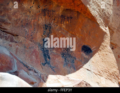 Native American Indian Pictogrammes et pétroglyphes rock face art. dessinés ou peints sur des pierres ou des images gravées, indien préhistorique Banque D'Images