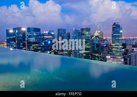 Le centre-ville du quartier financier central, vu de la piscine à débordement du Marina Bay Sands Hotel, Singapore Banque D'Images