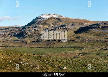 Une vue d'hiver d'Ingleborough, l'un des trois pics de Yorkshire Dales, près de Ingleton, North Yorkshire, UK Banque D'Images