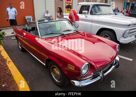 1979 Fiat 124 Spider à la vieille ville de Kissimmee Croisière hebdomadaire de wagons, Kissimmee Florida USA Banque D'Images