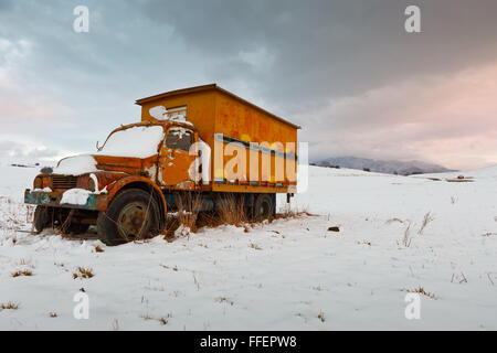 Vieux camion de ruche en campagne slovaque. Banque D'Images