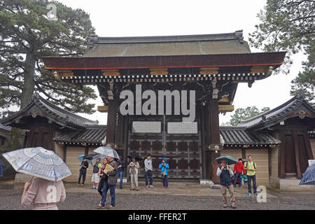 La porte du Palais Impérial, Kyoto, Japon, sous la pluie Banque D'Images