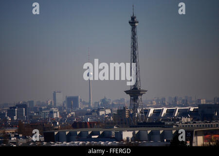 Die Skyline Berline mit Funkturm und vom Fernsehturm aus gesehen Teufelsberg. Banque D'Images