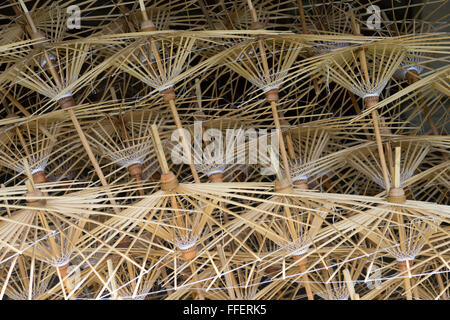 Les trames de bambou parapluie papier traditionnels faits à la main Banque D'Images