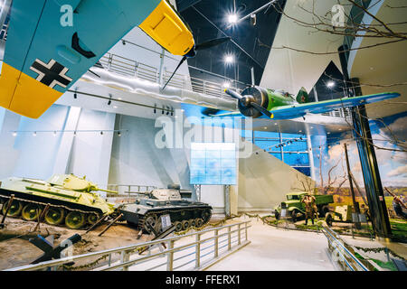 Minsk, Belarus - 20 décembre 2015 : char moyen soviétique T-34 russe, allemand Panzer III et chasseur soviétique I-16 dans le Belarusia Banque D'Images