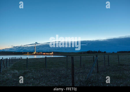 Une foreuse est présent dans les prairies du sud de l'Alberta à côté de jumping Creek près de Calgary dans une économie de l'énergie à base de ressources Banque D'Images