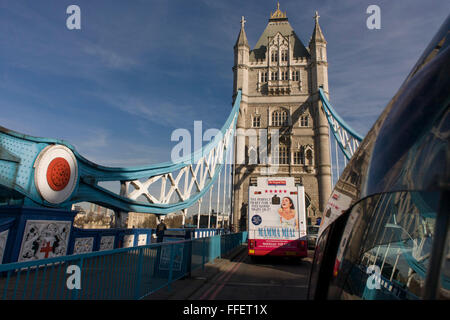 L'arrière du bus pour publicité Abba's West End Musical Mamma Mia qu'elle passe sur le Tower Bridge et le centre de Londres rues. Banque D'Images