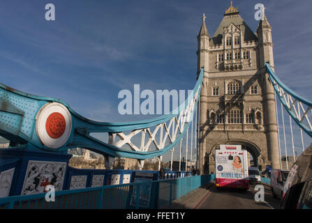 L'arrière du bus pour publicité Abba's West End Musical Mamma Mia qu'elle passe sur le Tower Bridge et le centre de Londres rues. Banque D'Images