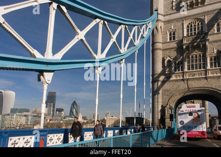 L'arrière du bus pour publicité Abba's West End Musical Mamma Mia qu'elle passe sur le Tower Bridge et le centre de Londres rues. Banque D'Images