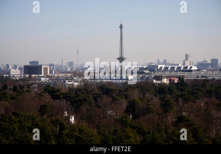 Die Skyline Berline mit Funkturm und vom Fernsehturm aus gesehen Teufelsberg. Banque D'Images