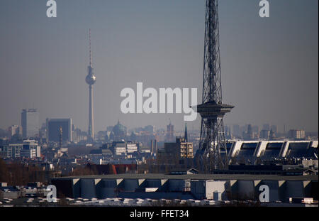 Die Skyline Berline mit Funkturm und vom Fernsehturm aus gesehen Teufelsberg. Banque D'Images