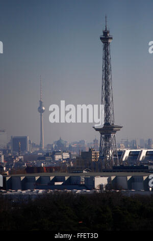 Die Skyline Berline mit Funkturm und vom Fernsehturm aus gesehen Teufelsberg. Banque D'Images