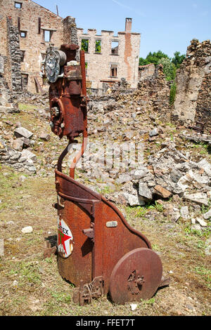 Pompe à essence rouillés dans village abandonné de Oradour sur Glane, Haute Vienne, France Banque D'Images