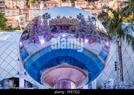 Casino Monaco reflétant dans SPHÈRE, Monte Carlo, Principauté de Monaco Banque D'Images