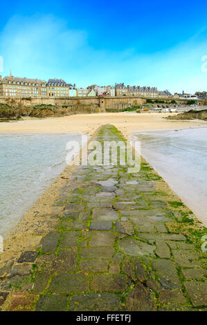 Saint Malo plage et sentier de pierre durant la marée basse. Bretagne, France, Europe. Banque D'Images