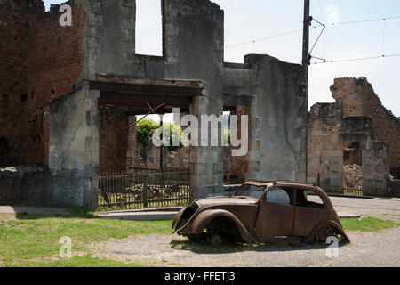 La rouille des voitures abandonnées dans le village d'Oradour sur Glane, Haute Vienne, France Banque D'Images