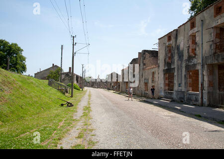 Ruines de street dans le village d'Oradour sur Glane, Haute Vienne, France Banque D'Images