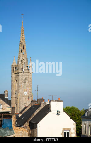 La descente en rappel du clocher d'église, Bretagne, France Banque D'Images