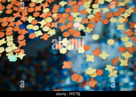 Confettis papier coloré flottant à la surface de l'eau dans une fontaine au cours du carnaval de Bâle, à Bâle. Banque D'Images