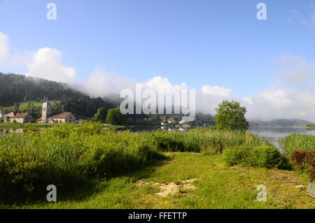 Grande vue d'Abbaye lake et son église abbatiale, également connu sous le nom de Grandvaux lac, ou Lac grande rivière dans le Jura, France Banque D'Images