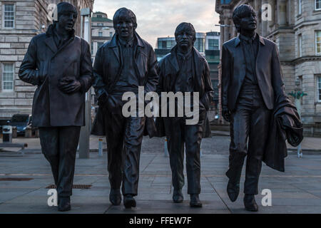Des statues de John Lennon, Paul McCartney, Ringo Starr, George Harrison sur le front de mer de Liverpool. Banque D'Images