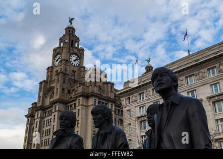 Le noir des statues de John Lennon, Paul McCartney, Ringo Starr, George Harrison s'est vu en face du foie & Bâtiments Cunard. Banque D'Images