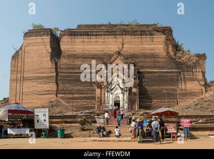 La pagode de Mingun Pahtodawgyi (inachevé), la Birmanie (Myanmar) Banque D'Images