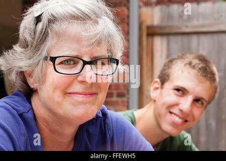 Portrait of Caucasian Maman assis dehors avec son fils adolescent dans un beau jour, à Zionsville. Banque D'Images