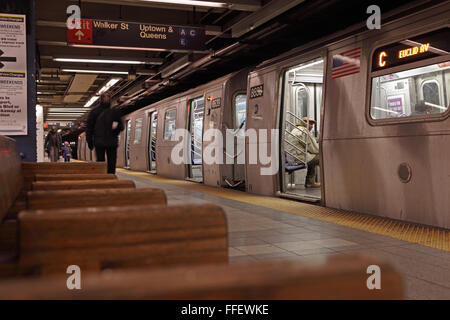 New York City Subway train C tire sur Canal Street Station. Banque D'Images