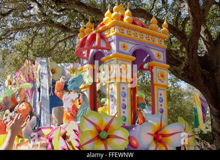 Un Mardi Gras flotter dans le défilé de la confrérie Rex passant sous un vieux chêne arbre sur St Charles Ave, New Orleans, LA. Banque D'Images