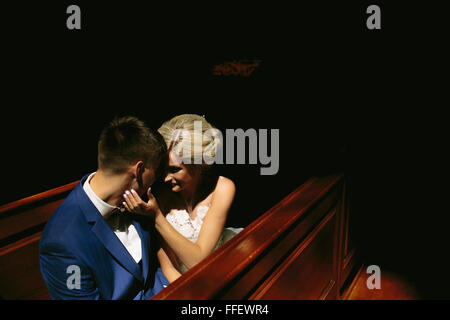 Bride and Groom éclairé par la lumière Banque D'Images