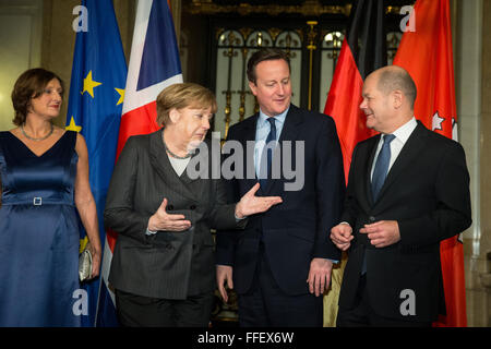 Hambourg, Allemagne. 12 Février, 2016. La chancelière Angela Merkel (CDU, 2e l), le Premier ministre britannique David Cameron (2e r), maire de Hambourg Olaf Scholz (SPD, r) et sa femme Britta Ernst (l) ensemble à l'hôtel de ville de Hambourg, Allemagne, 12 février 2016. Merkel et Cameron sont les invités d'honneur de la fête la plus ancienne dans le monde. Depuis 1356, la gouvernance de la Hanse City invite à l'Matthiae le dîner. PHOTO : CHRISTIAN CHARISIUS/dpa/Alamy Live News Banque D'Images