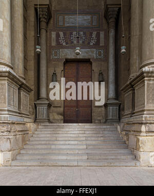 Escalier et porte en bois menant à une mosquée historique, Le Caire Banque D'Images