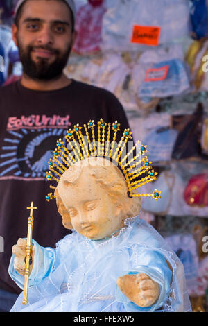 Oaxaca, Mexique - Un bébé poupée Jésus en vente avant le 2 février Fête de Candelaria. Banque D'Images