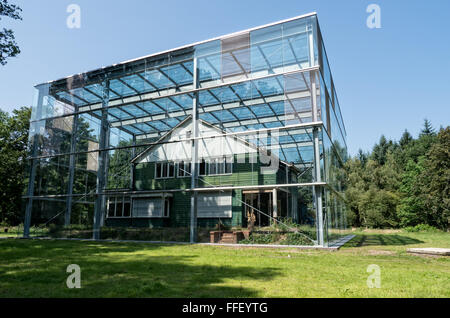 Maison du commandant à l'ancien camp de transit de Westerbork Nazi est couverte de verre pour la préservation Banque D'Images