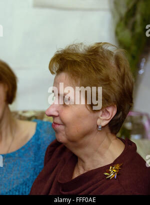 Profil de la tête et des épaules en portrait of smiling senior woman. Banque D'Images