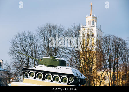 Ancien Soviet tank comme monument aux soldats soviétiques ont libéré Minsk. Bélarus Banque D'Images