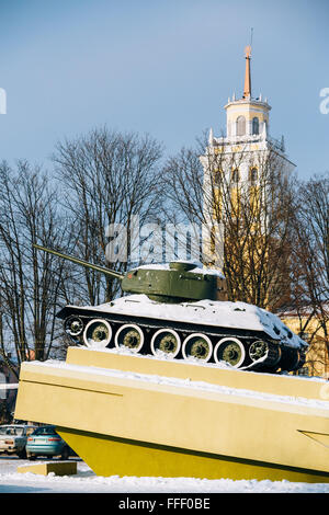 Ancien Soviet tank comme monument aux soldats soviétiques ont libéré Minsk. Bélarus Banque D'Images